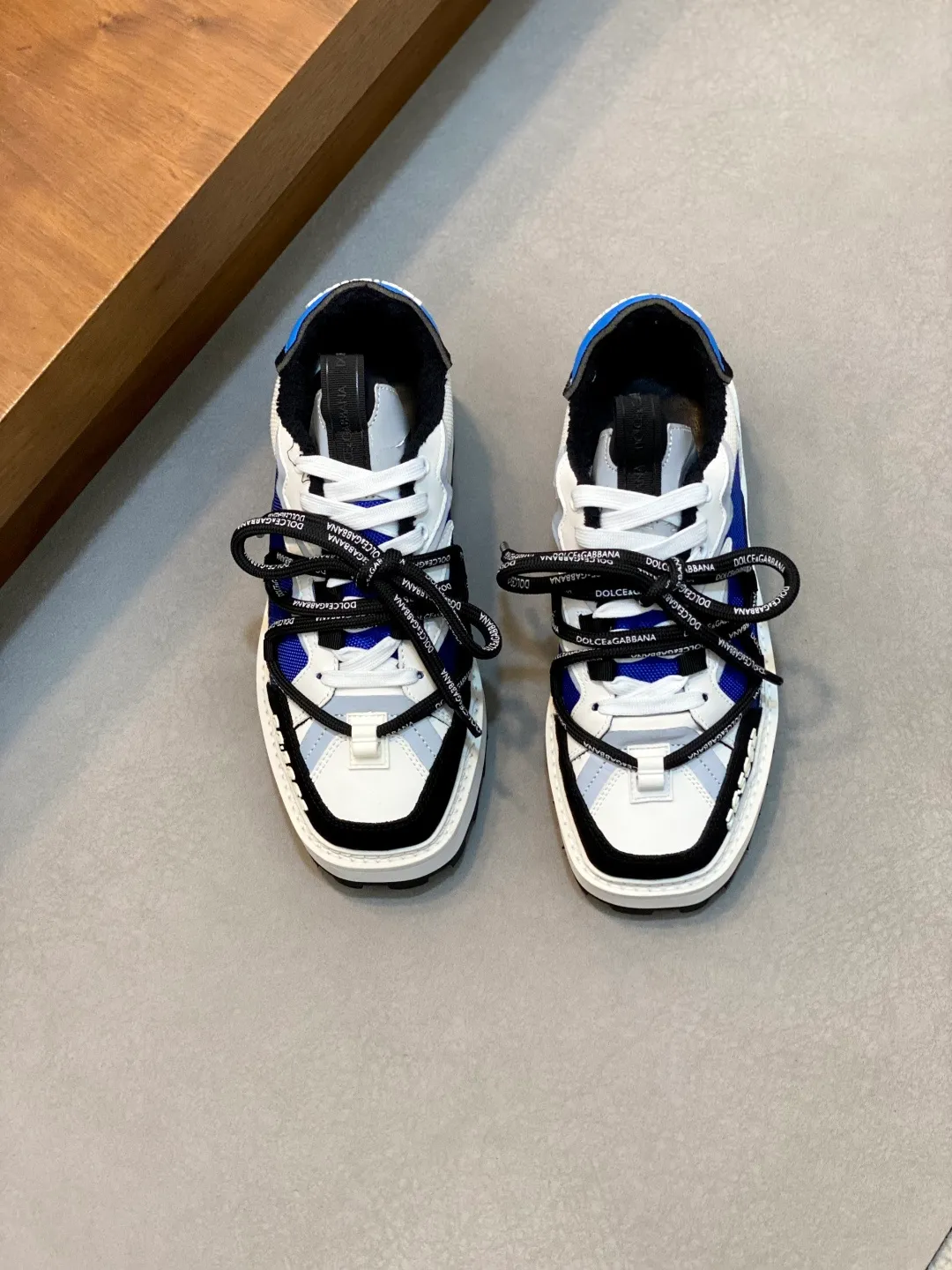 💰820 Dolce&Gabbana/Dolce & Gabbana men’s new casual sports shoes This sneaker is made of multiple materials. The nylon fabric upper is integrated with glossy leather, suede leather and rubber elements, and is decorated with reflective details. It has a silk-screen logo and a dual design of thick round and flat laces. It has a square toe, rubber foam midsole and gear pattern rubber composite sole decorated with the iconic "DG" logo. The shoe body is decorated with three-dimensional labels with the brand logo in many places. The style is fashionable and elegant, and the unique design is presented in a dazzling and modern new language. The fabric towel lining is paired with logo cowhide feet for a stylish and stylish look! Comes with a full set of packaging! Size: 39-40-41-42-43-44 leather shoe size (38/45 can be customized but does not support returns)
